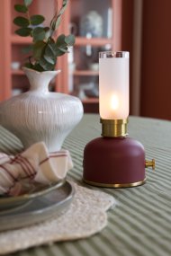 Frida 22cm Donkerrood Draagbare Van PR Home - Met een kleurtemperatuur van ongeveer 2000 Kelvin en een lichtopbrengst van 20-40 lumen, afhankelijk van de dimstand, cre&euml;ert de lamp een warme en sfeervolle ambiance.