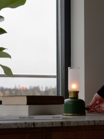 Frida 22cm Donkergroen Draagbare Van PR Home - De lamp cre&euml;ert een warme en sfeervolle ambiance met een kleurtemperatuur van ongeveer 2000 Kelvin en een lichtopbrengst van 20-40 lumen, afhankelijk van de dimstand.
