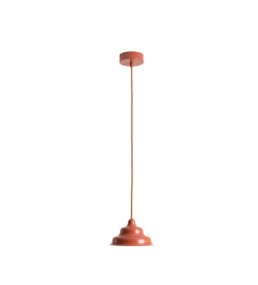Wave Ø17 ROOD hanglamp Van Artera - Wave is een moderne hanglamp met een retrodesign, waardoor het een veelzijdige lamp is die in elk huis past.