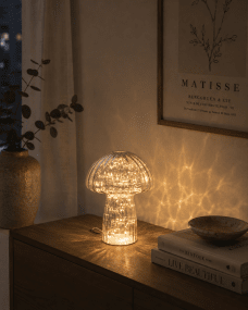 Svamp 23cm Blauw Van Pixie Design - Hij is voorzien van een timer en een praktische dimmer met 5 standen om het licht naar wens aan te passen, waardoor hij perfect is voor zowel functionele verlichting als gezellige avondverlichting.