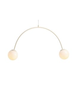 Una 84cm Romig wit hanglamp Van Artera - De combinatie van crèmewit metaal en witte glazen kappen creëert een harmonieus contrast en voegt een vleugje moderne elegantie toe aan elke kamer.