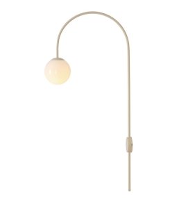 Una 42cm Romig wit wandlamp Van Artera - Deze wandlamp in crèmewit metaal heeft een modern en stijlvol design met een gebogen arm die de witte glazen kap elegant vasthoudt.