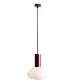 Flo Ø26 Bourgondië hanglamp Van Artera - Hij heeft een stijlvol frame in bordeauxrood en een ronde witte glazen kap die een zacht en aangenaam licht verspreidt.