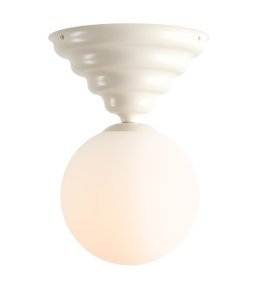 Wave Ø30 Romig wit plafondlamp Van Artera - Hij heeft een crèmewitte handgreep met een zacht golvend design en een ronde witte glazen kap die een aangenaam en egaal licht verspreidt.