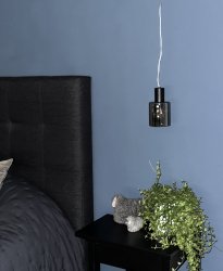Cylinder Ø9 Zwart raamlamp Van Aneta Lighting - De lamp wordt met een beugel aan de kabel en stroomaansluiting met stekker gemonteerd.