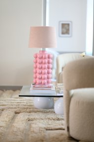 Bubbles 50cm Roze Van Hallbergs - Het bubbelontwerp heeft een heldere en glanzende roze kleur.