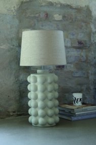 Bubbles 50cm Gebroken wit Van Hallbergs - Het bubbelende ontwerp heeft een matte en natuurlijke gebroken witte kleur.