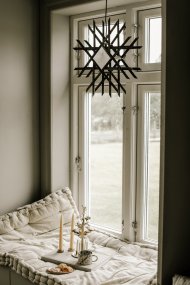 Lea Ø45 Bruin Van Globen Lighting - Deze lamp is een mooie blikvanger voor het raam, aan de muur of staand; een kantoor en is van beide kanten even mooi.