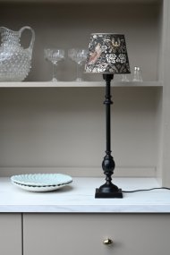Charlstone 50cm Svart lampenvoet Van Hallbergs - Charlstone &auml;r en elegant lampfot i metall med en klassisk och tidl&ouml;s design.