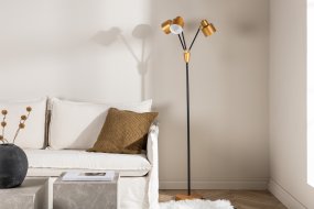 Vifta 3 Zwart vloerlamp Van Venture Design - Staande lamp met een zwarte en messing afwerking, met drie kappen die naar wens verstelbaar zijn.