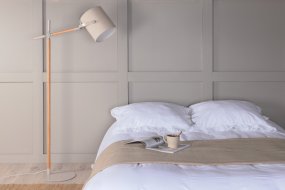 Dennis Beige/hout vloerlamp Van Venture Design - Dennis is een moderne staande lamp met een verstelbare schacht en een beige linnen kap die een zachte en aangename gloed geeft.