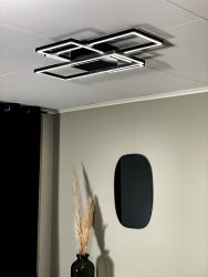 New York 65cm Zwart plafondlamp Van Aneta Lighting - New York plafondlamp van zwart gelakt metaal met 3 overlappende rechthoeken die een decoratieve geometrische uitstraling geven.