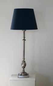 Charlstone 50cm Antiksilver lampenvoet Van Hallbergs - Den antika silverfinishen tillf&ouml;r en varm ton och g&ouml;r Charlstone enkel att kombinera med olika f&auml;rger och material.