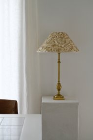 Charlstone 50cm Mässing lampenvoet Van Hallbergs - M&auml;ssingsfinishen tillf&ouml;r en varm ton och g&ouml;r Charlstone enkel att kombinera med olika f&auml;rger och material.