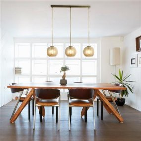 Balls 86cm Amber hanglamp Van Searchlight - De combinatie van het antiek afgewerkte metaal en het gouden glas maakt de hanglamp een blikvanger in zowel moderne als klassieke omgevingen.