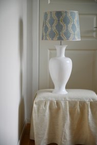 Mindy 50cm Vit lampenvoet Van Hallbergs - Denna eleganta lampfot i keramik har en mjuk, klassisk form och blank vit finish som ger ett varmt och stilrent uttryck.