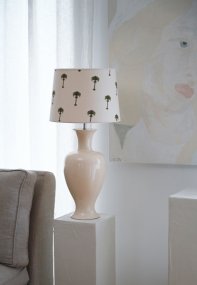 Mindy 50cm Beige lampenvoet Van Hallbergs - Denna eleganta lampfot i keramik har en mjuk, klassisk form och en blank kr&auml;mbeige finish som ger ett varmt och stilrent uttryck.