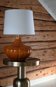 Harmony 40cm Mörkgul lampenvoet Van Hallbergs - Harmony lampfot &auml;r en dekorativ lampfot i keramik med en mjuk, rundad form och vackert r&auml;fflad struktur.