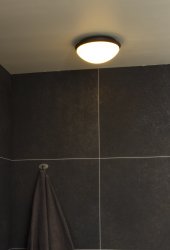 Siracusa Ø25 Wit badkamerlamp Van Aneta Lighting - De lamp wordt met schroeven aan het plafond bevestigd en de stroomaansluiting is vast.