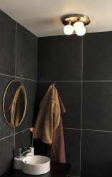 Messina Ø28 Mat messing badkamerlamp Van Aneta Lighting - Messina plafond in mat messing met 3 opaalwitte gecanneleerde glazen koepels.