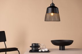 Toulon Ø24 Zwart hanglamp Van Venture Design - De matzwarte ijzeren voet zorgt voor een stijlvolle uitstraling en het onderste deel van de lampenkap heeft een fijn maaspatroon dat de lamp uniek maakt en een aangenaam licht in de hele kamer verspreidt.
