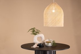 Brivela Ø45 Natuur hanglamp Van Venture Design - De lamp geeft een aangenaam licht en voegt een warme en rustige sfeer toe aan de kamer.