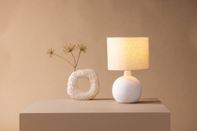 Torcello 50cm Wit tafellamp Van Venture Design - De lamp heeft een stijlvol en eenvoudig design en is daardoor geschikt om vrijwel overal te plaatsen waar extra verlichting of decoratie nodig is.