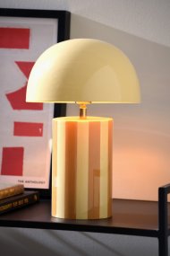 Rayado 34cm Geel tafellamp Van Leitmotiv - De lampvoet heeft een gestreept patroon in donker honinggeel en lichter geel, terwijl de kap een bijpassende lichtgele tint heeft die zorgt voor een uniforme en zachte uitstraling.