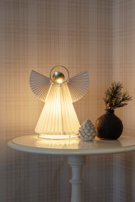 Papieren Engel 26cm Wit Van Konstsmide - Met een hoogte van 26 cm is de engel een mooie kerstdecoratie voor op een bijzettafel, in de vensterbank of op een bureau.
