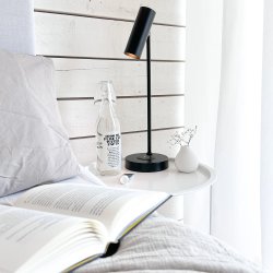 Tabela 52cm Zwart bureaulamp Van Aneta Lighting - Met een draadloos oplaadstation op de lampvoet en een USB-aansluiting kunt u uw apparaten probleemloos opladen.