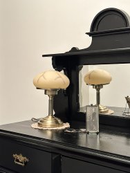 August 28cm Antiek messing tafellamp Van Aneta Lighting - Met zijn klassieke ontwerp in antiek metaal en een prachtige albast-achtige kap verspreidt hij een warm en aangenaam licht dat in elke kamer een uitnodigende sfeer cre&euml;ert.