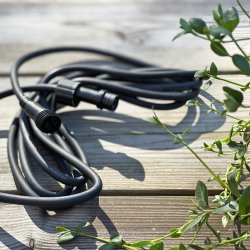 Kabel 2.5m Zwart Van Lightson - Als u de kabels door een buis wilt laten lopen, bijvoorbeeld onder een geplaveid wandelpad, houd dan rekening met het volgende: tot de grootste diametermaat op de De snelkoppelingen zijn 22 millimeter.