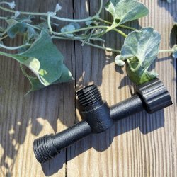 T-Stuk Zwart Van Lightson - Met de T-connector heeft u twee extra kabels, bijvoorbeeld als u een lamp wilt installeren en de kabel vervolgens naar meer lampen wilt laten lopen.