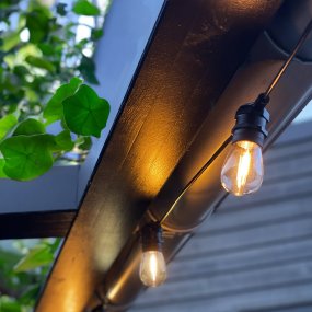 Cozy Start 5m Zwart Van Lightson - De transformator heeft een ingebouwde dimmerfunctie, waardoor u eenvoudig aan de slag kunt en volledige controle heeft over de helderheid, zodat u de perfecte sfeer krijgt.