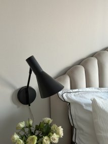 Ceres Zwart leeslamp Van Aneta Lighting - De CERES wandlamp heeft een stijlvol en tijdloos design met rechte en strakke vormen die perfect passen in een Scandinavisch interieur.