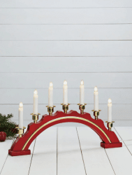 Celine ROOD Van Markslöjd - De Celine Advent Kaarsenhouder Rood is een elegante en klassieke gebogen kaarsenhouder, perfect om de juiste kerstsfeer in uw huis te cre&euml;ren.