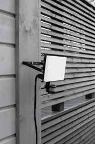 Airflood 20W Zwart buitenlamp Van Airam - De Airflood schijnwerper is modern, compact en ontworpen voor praktische, veilige en beveiligde verlichting van terreinen, magazijnen, gangen en parkeerplaatsen.