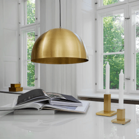 Grand Ø40 Ruw messing hanglamp Van H. Skjalm P - Het gouden oppervlak van de lamp voegt een elegante en opvallende toets toe aan uw huis en past perfect boven de eettafel.