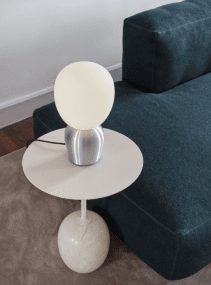 Buddy 34cm Gepolijst aluminium Van Belid - Met zijn gelijkmatige lichtverspreiding en verfijnde design wordt Buddy een natuurlijk onderdeel van het huis, een metgezel die licht en karakter verspreidt voor generaties.