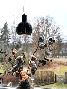 Grafika Ø15 Zwart raamlamp Van Aneta Lighting - GRAFIKA is een kleine hanglamp met een 4 meter lang snoer, een stekker en een aan/uit-schakelaar in het midden.