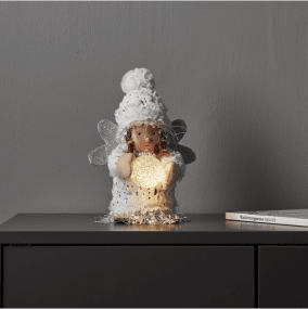 Joylight Engel Wit Van Star Trading - Gezellige witte engel met een sneeuwbal in haar handen.