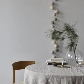 Irislights Dunes 35-lights Veelkleurig Van Irislights - De slinger bestaat uit handgemaakte ballen in lichtgroen, lichtroze en beige die het licht van de led-slinger op een diffuse en sfeervolle manier doorlaten.