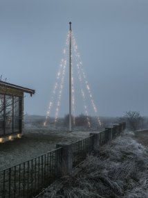 Verlichting Voor Vlaggenmast Warm White 8m Zwart Van Konstsmide - Vlaggenmastsnoer met 5 lussen en 100 matwitte, warmwitte LED-lampjes die een elegant, winters licht creëren.