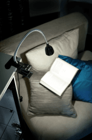 Stella Zwart klemlamp Van Airam - Bevestig de lamp met de klem aan de rand van een tafel of plank.