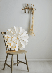 Marigold Ø60 Wit Van Markslöjd - De Marigold hangster met zijn zachte en moderne design in een witte papieren tint is een elegante aanvulling op uw kerstversiering.