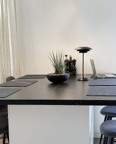 Epsilon 37cm Zwart Draagbare Van Aneta Lighting - Epsilon is een elegante, draagbare tafellamp voor gebruik binnenshuis met een tijdloos design en een touchdimmer die discreet op de voet is geplaatst.