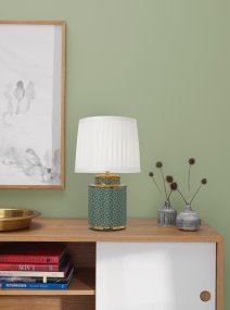 Maze 40cm Groente tafellamp Van Cottex - De keramische tafellamp Maze heeft een elegant groen-wit patroon met exclusieve gouden details die de lamp een verfijnde uitstraling geven.