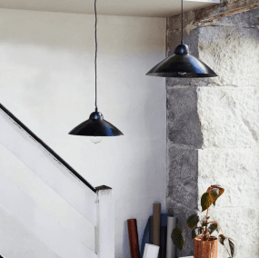 Studio 40Ø Antiek zwart hanglamp Van H. Skjalm P - De Studio hanglamp is een elegante plafondlamp van metaal met een zwarte antieke afwerking en heeft een eenvoudig en mooi silhouet.