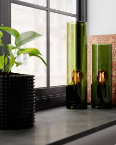 Flake 40cm Groente tafellamp Van By Rydéns - Met zijn elegante cilindervormige glas en de beschikbaarheid in trendy kleuren zoals donker amber en groen, is Flake de perfecte lamp om stijl en sfeer te cre&euml;ren in uw huis.