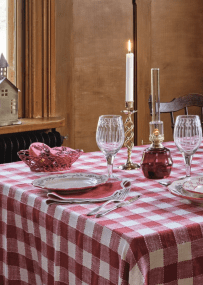 Kerosene Lamp Majken Mid ROOD Van Strömshaga - Brander van helder glas en brander van messing.